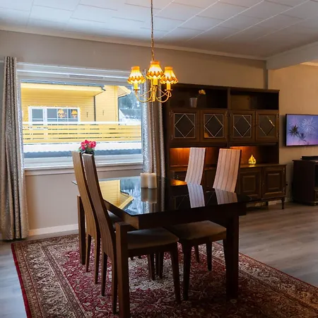 Spacious - Center Apartment Stryn
